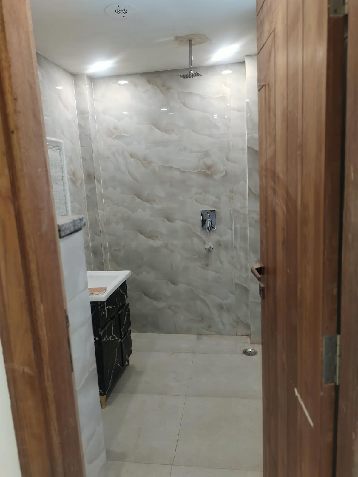 BUILDER FLOOR 