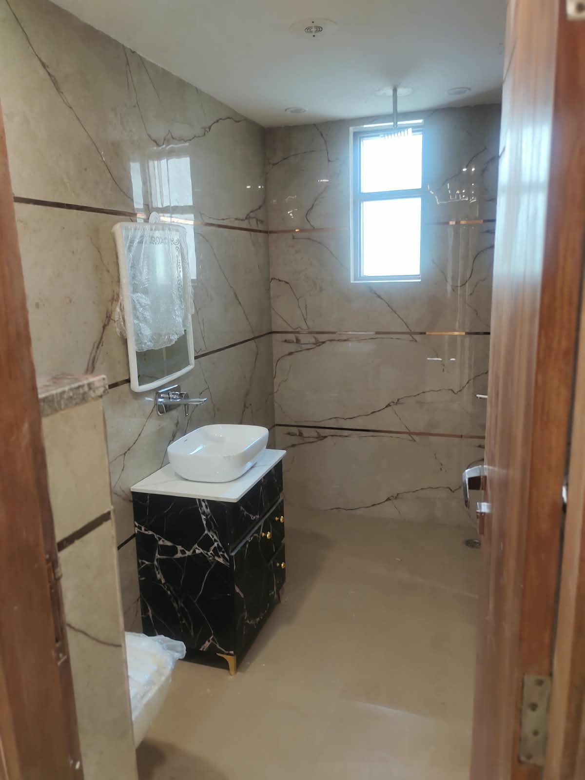 BUILDER FLOOR 